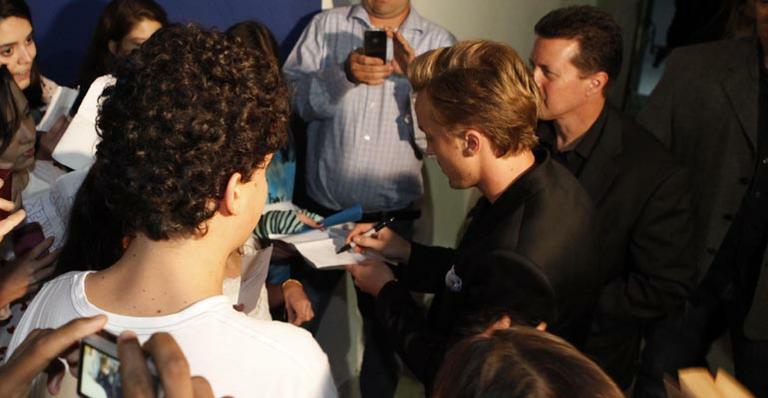 Tom Felton surpreende fãs em cinema