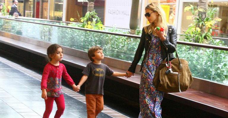 Carol Dieckmann leva José ao shopping