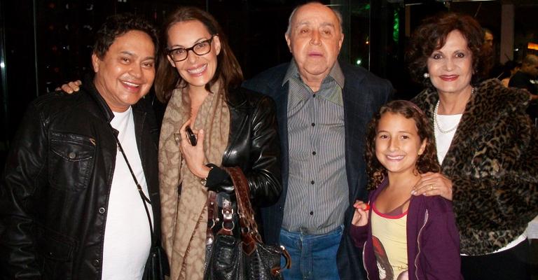 Emocionado, elenco de O Astro vê o 1º capítulo