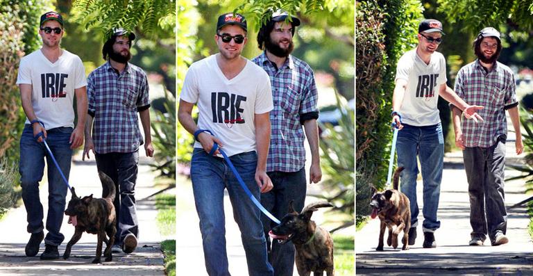 Robert Pattinson passeia com seu cão