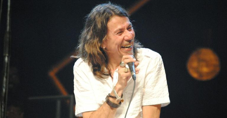Lenine conta biografia para plateia vip