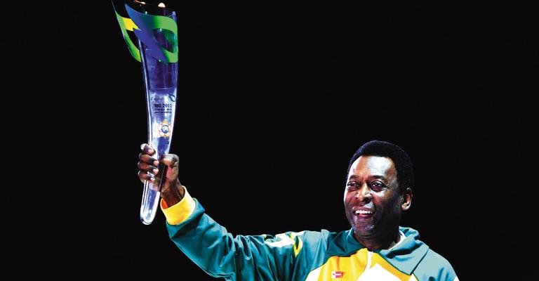 Pelé acende pira em Jogos Mundiais