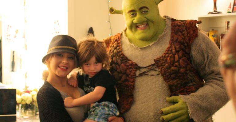 Aguilera leva Max para conhecer Shrek