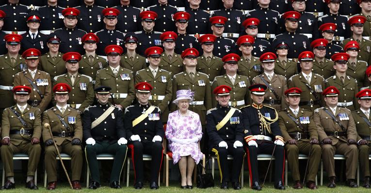 Rainha recebe exército na Inglaterra