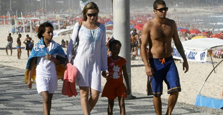 Piovani vai à praia com Pedro e afilhadas