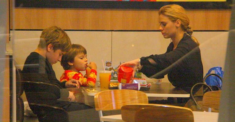 Carol Dieckmann passeia com os filhos