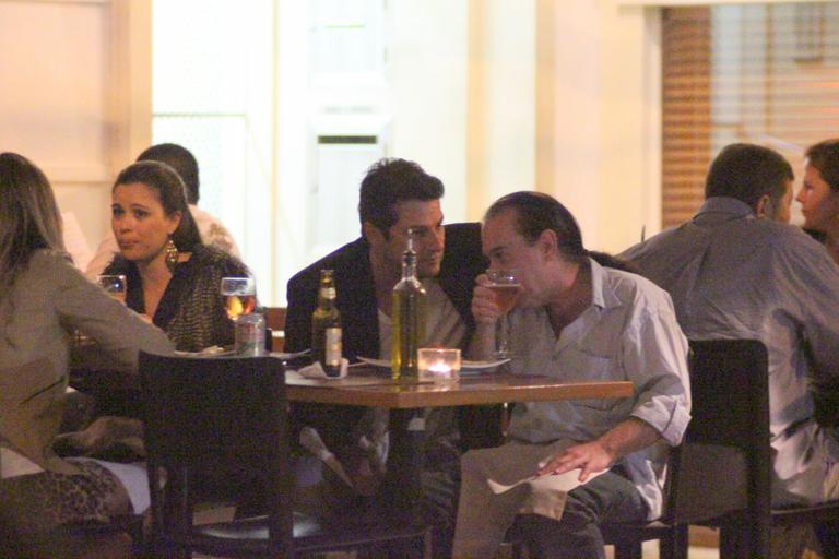 Marcelo Serrado janta com amigos no Rio