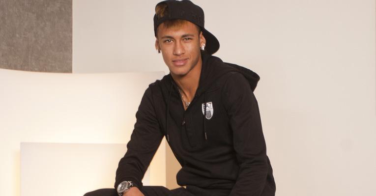 Solteiro, Neymar desmente fama de mulherengo