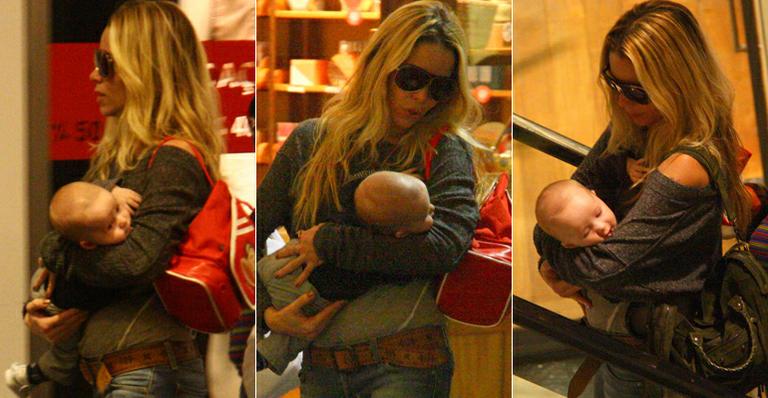 Danielle Winits: passeio com o filho Guy