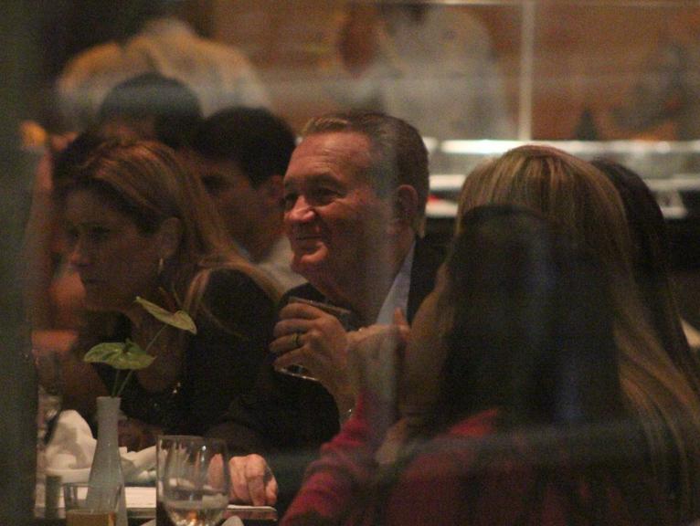Léo Batista janta com a família no Rio