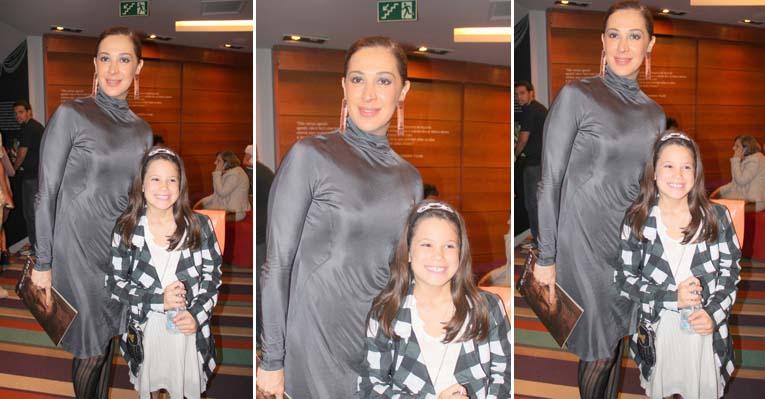 Claudia Raia e a filha Sophia no teatro