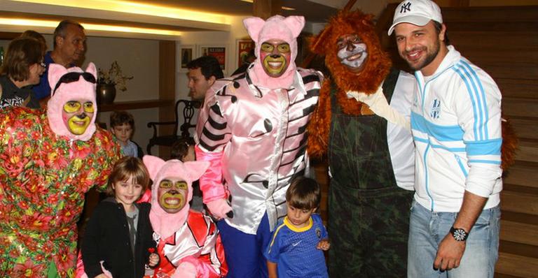 Cássio Reis leva o filho ao teatro