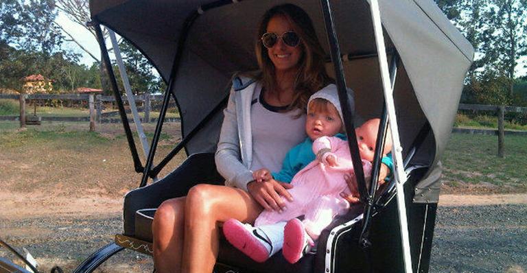 Ticiane passeia de charrete com Rafaella