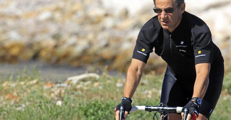 Sarkozy andando de bicicleta