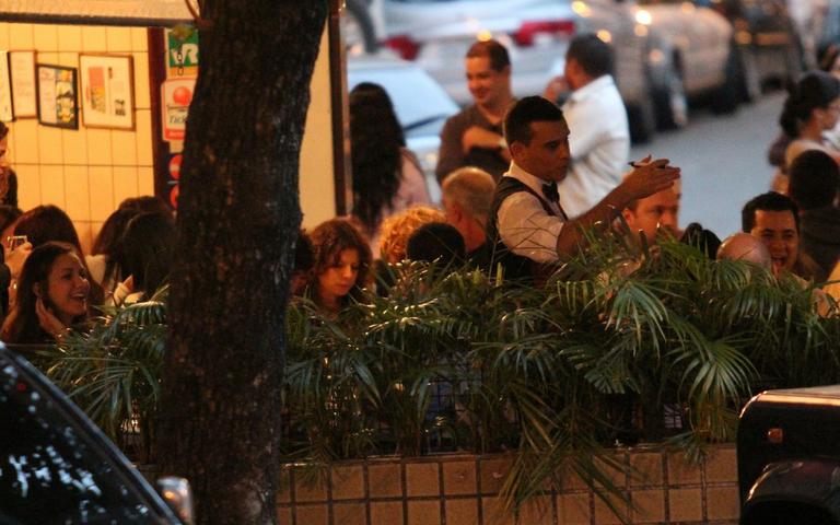 Débora Bloch janta com a filha no Rio