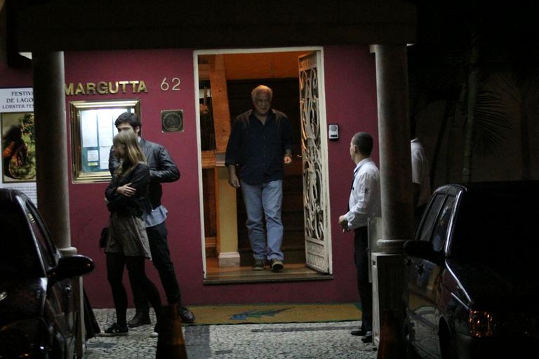 Antônio Fagundes curte a noite com o filho
