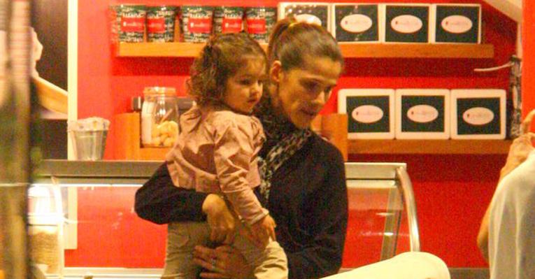 Ingrid Guimarães toma sorvete com a filha