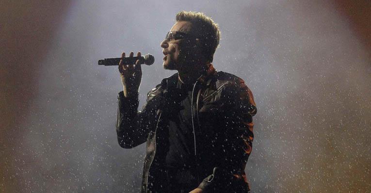 U2 faz homenagem a Amy durante show