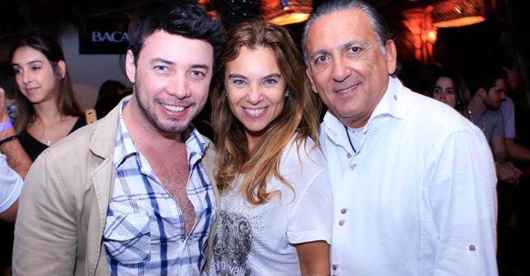 Galvão Bueno ganha festa-surpresa