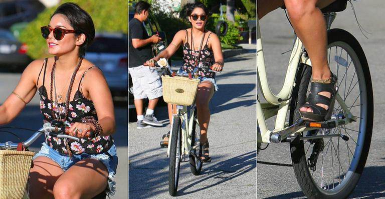 Vanessa anda de bike com salto alto