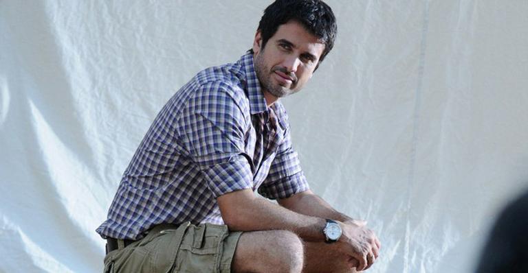 Eriberto Leão ataca de modelo em ensaio