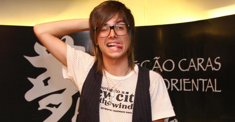 Pe Lanza leva pedrada na cabeça durante show da Restart