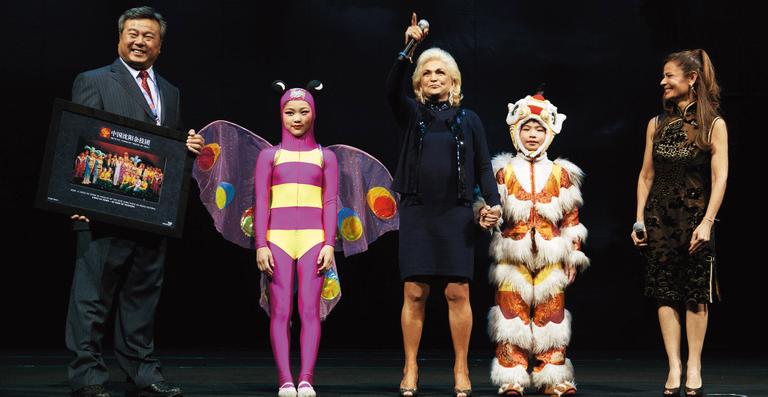 Circo da China volta a SP e reverencia Hebe Camargo