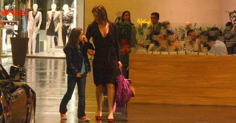 Claudia Raia e Sophia em shopping carioca