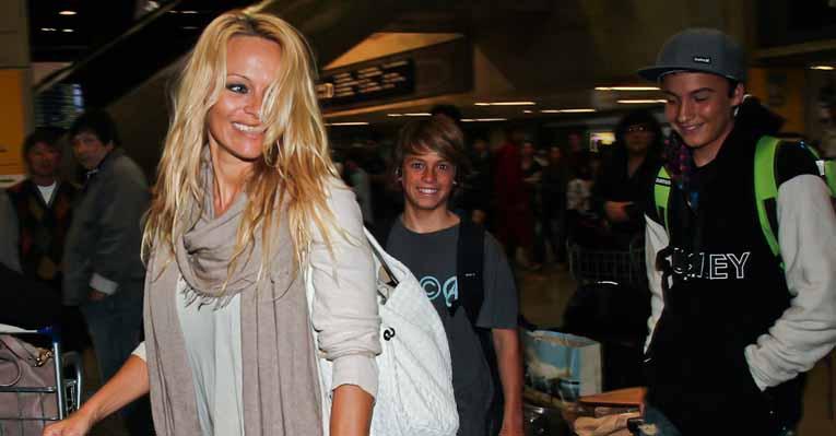 Pamela Anderson e filhos deixam o Brasil