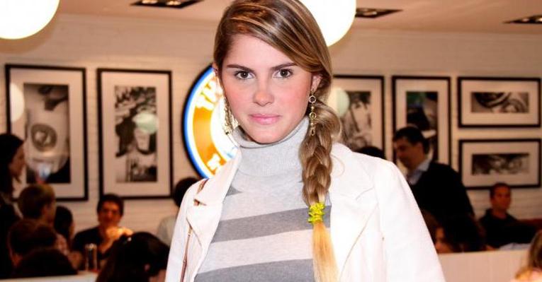 Filha de Monique Evans, Bárbara, afirma: ‘Viro a noite votando’
