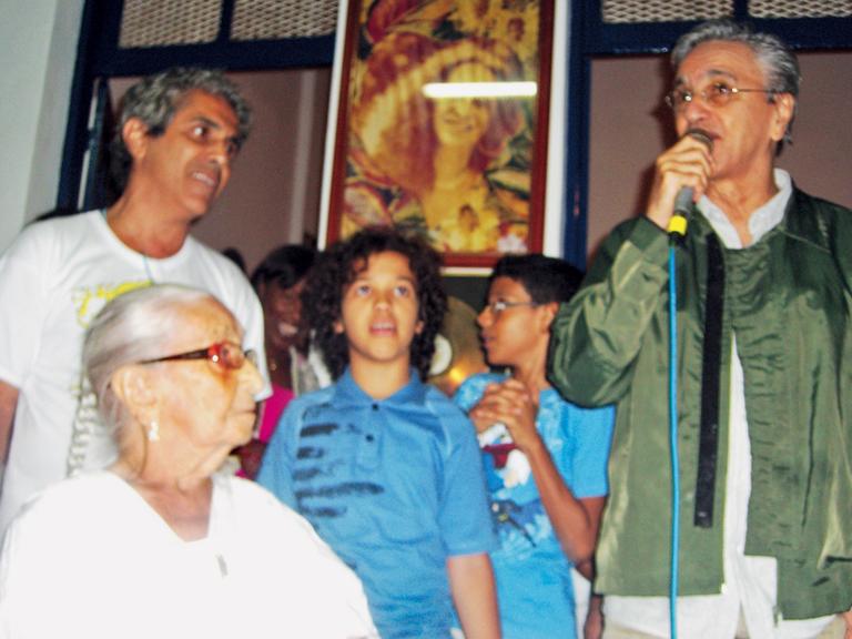 Dona Canô e o filho Caetano