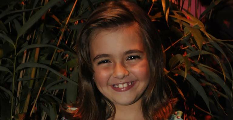 Klara Castanho usa aparelho