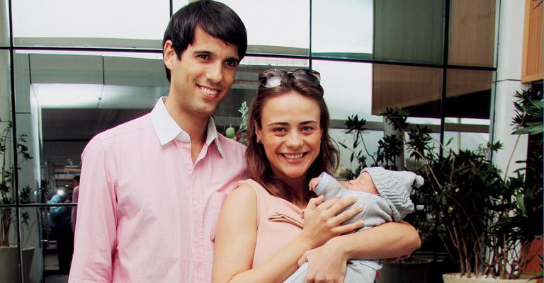 Atriz Juliana Silveira deixa maternidade
