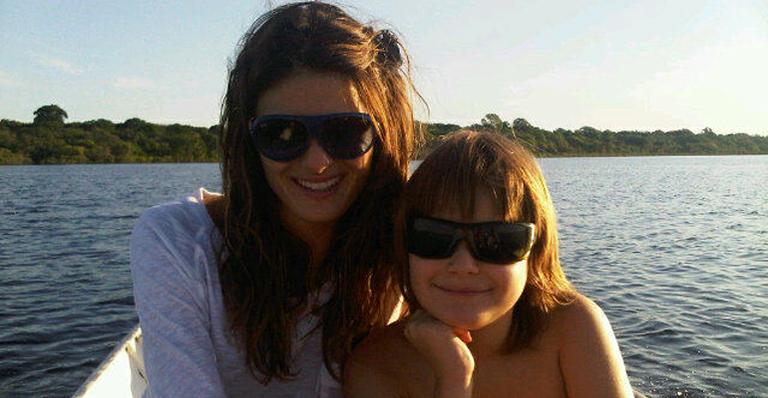 Isabeli Fontana curte férias com os filhos