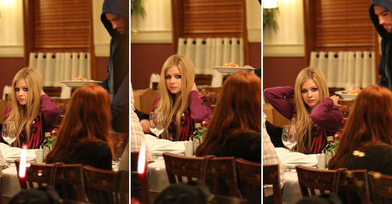 Avril sai para jantar depois de show em SP