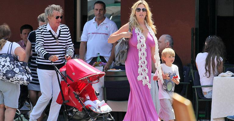 Rod Stewart: almoço com filhos na Itália