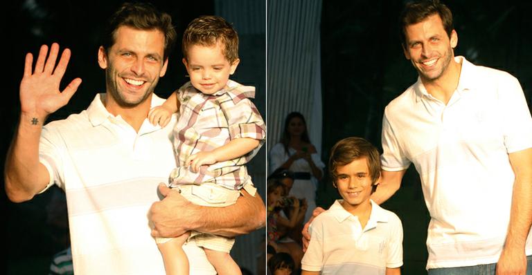 Henri Castelli desfila com crianças