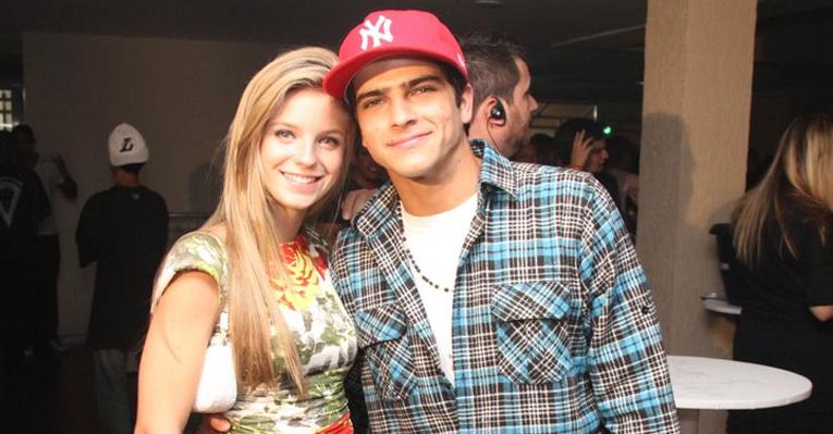 Bernardo Mesquita namora em show