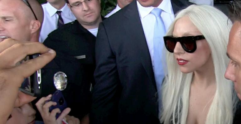 Gaga distribui comida aos fãs em L.A.