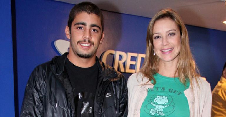 Luana Piovani ganha aliança de Pedro