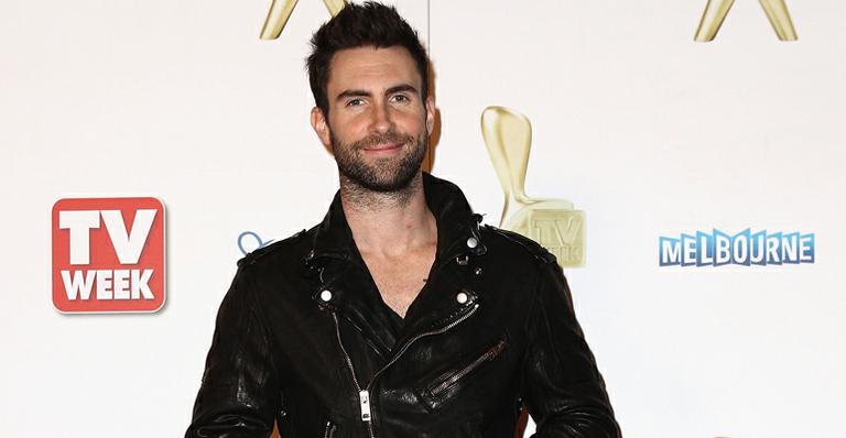 Adam Levine defende os paparazzi