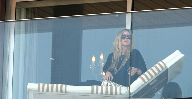 Avril Lavigne aparece na sacada do hotel