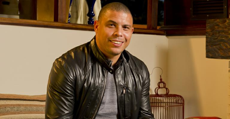 Ronaldo anda de metrô em São Paulo