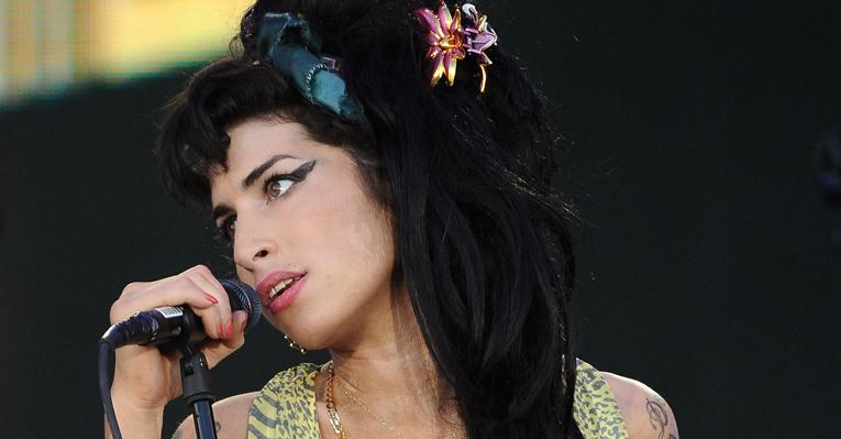 Pai de Amy doa roupas da cantora aos fãs