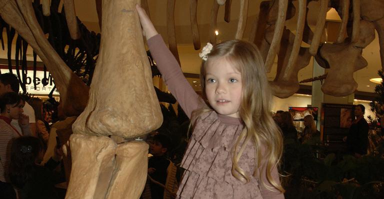 Duda Bündchen ‘brinca’ com dinossauros