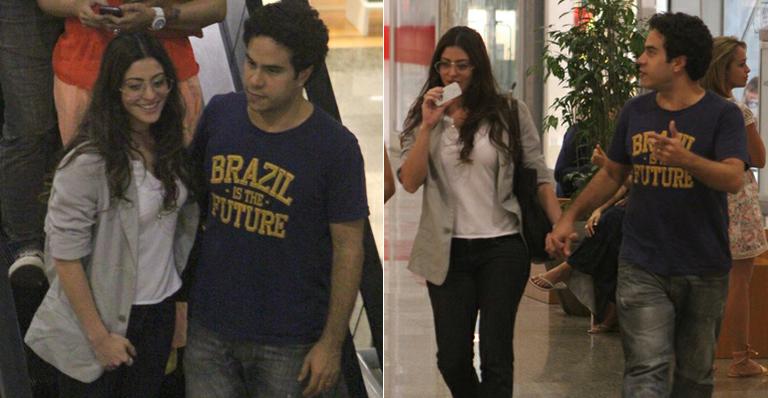 Carol Castro passeia com o marido