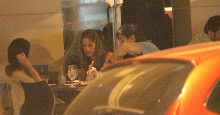 Alessandra Ambrosio janta sushi com amigos