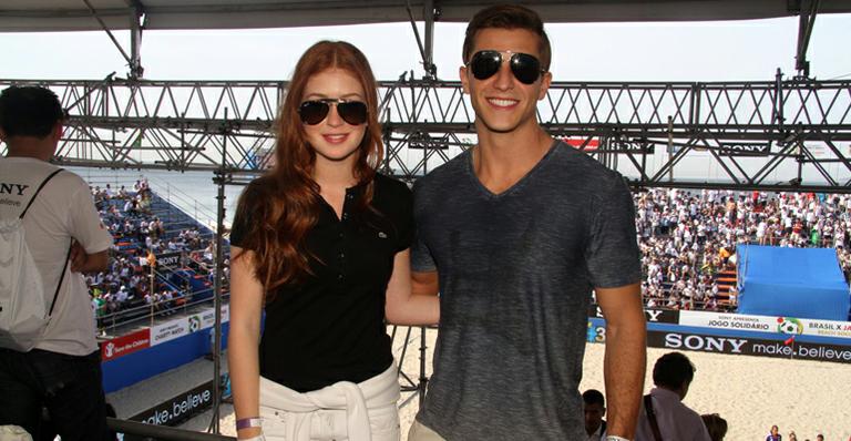 Marina e Klebber em jogo de beach soccer