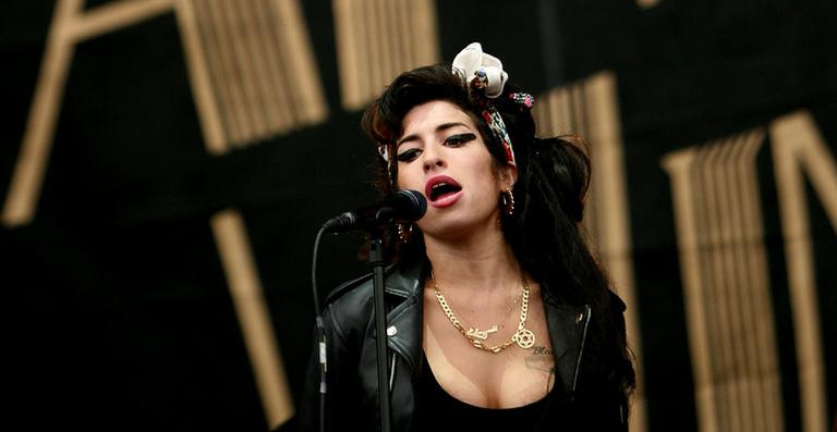 Amy Winehouse iria adotar uma menina