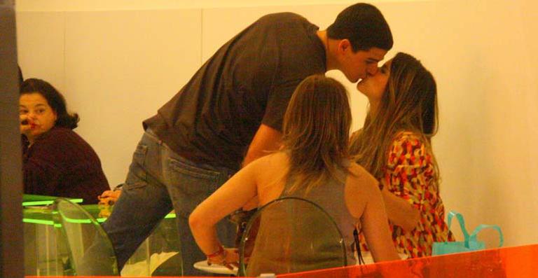 Fernanda e Diogo Boni vão à sorveteria